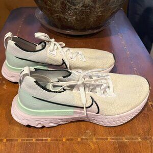 Women's Size 10 Nike React Infinity Running Shoes